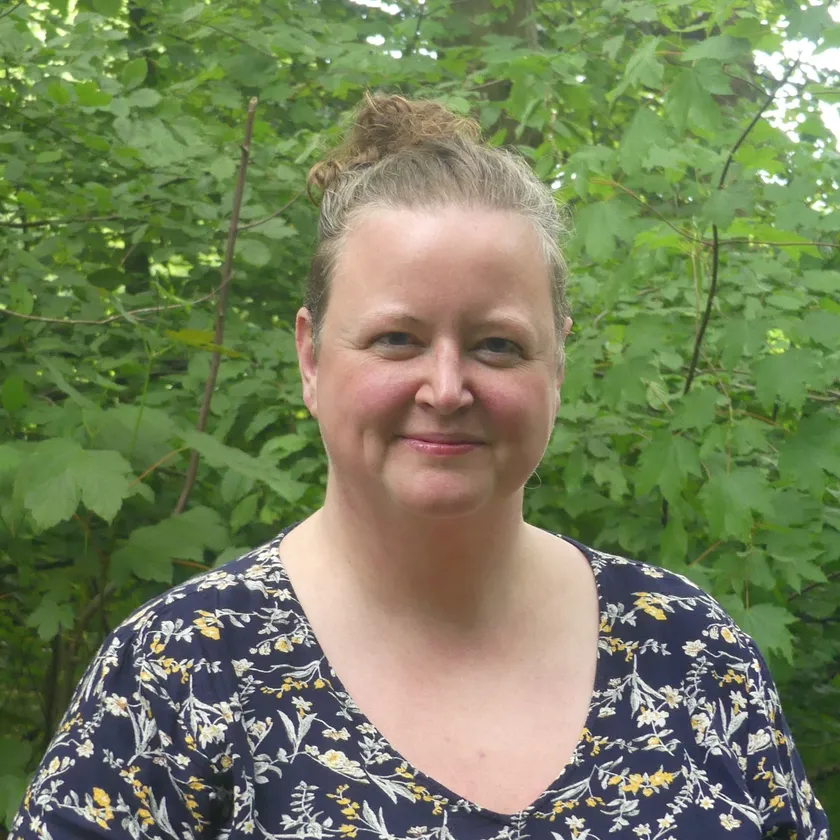 Mirjam Zweigler vor grünem Laub